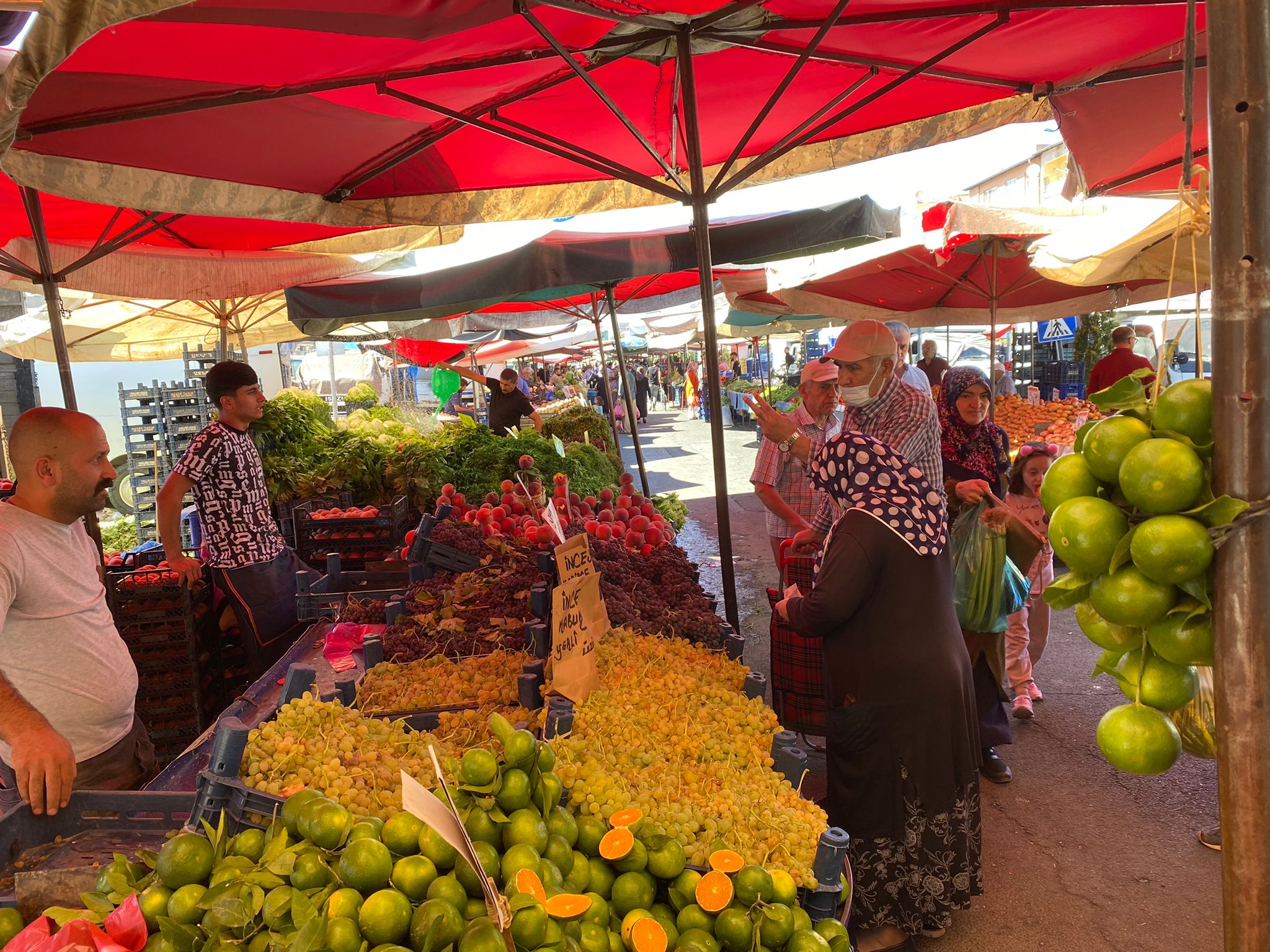 Semt Pazarında sebze ve meyve fiyatları