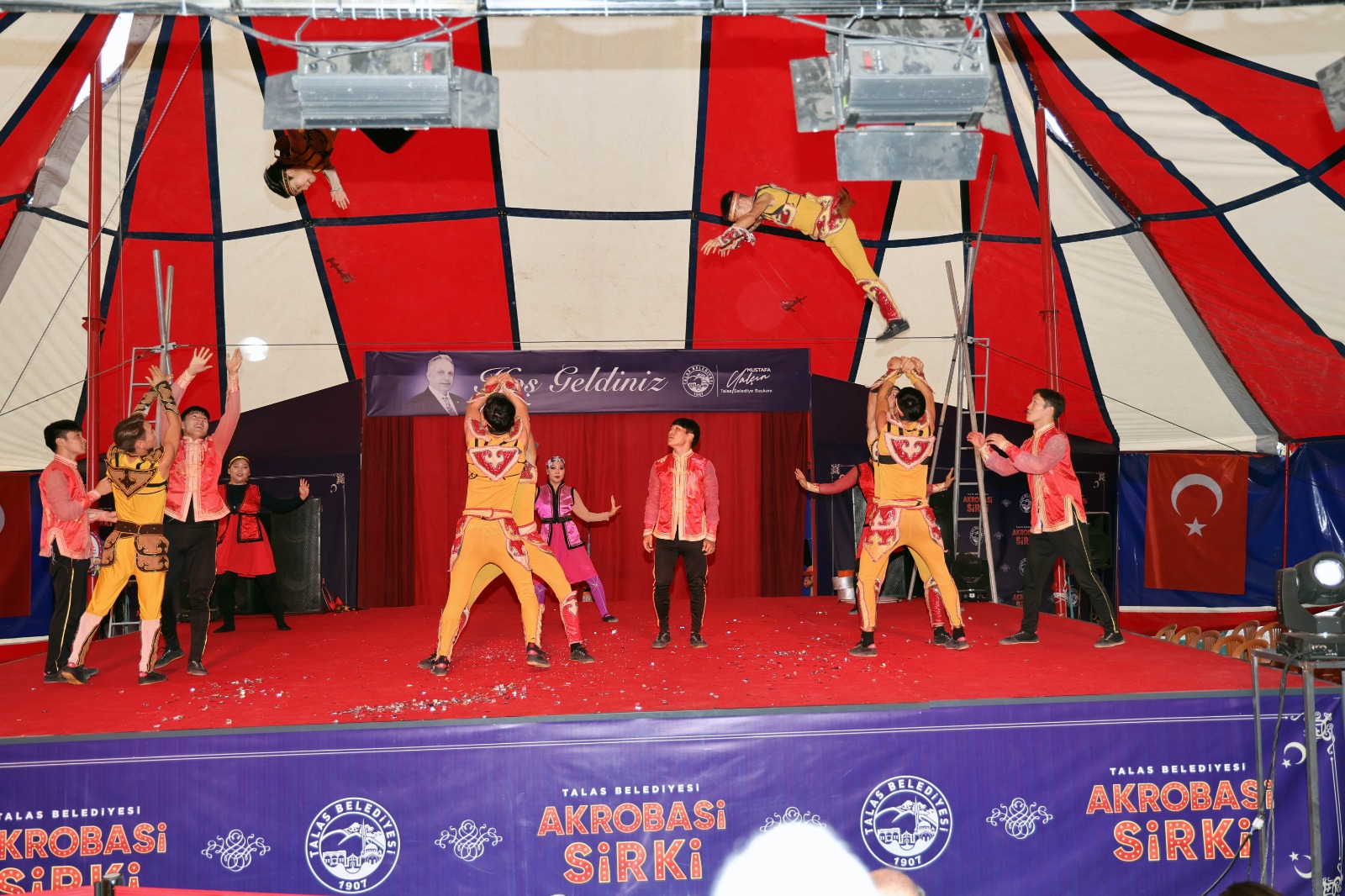 Akrobasi sirkini 18 bin kişi izledi
