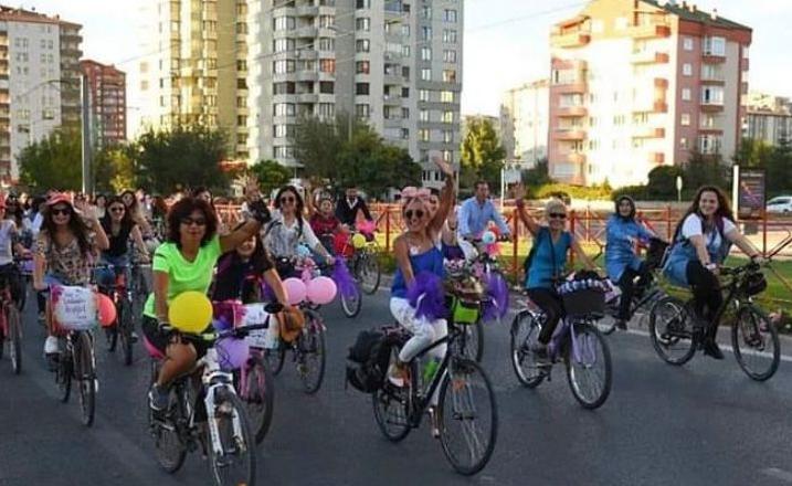 Kayseri’de süslü kadınlar bisiklet turu