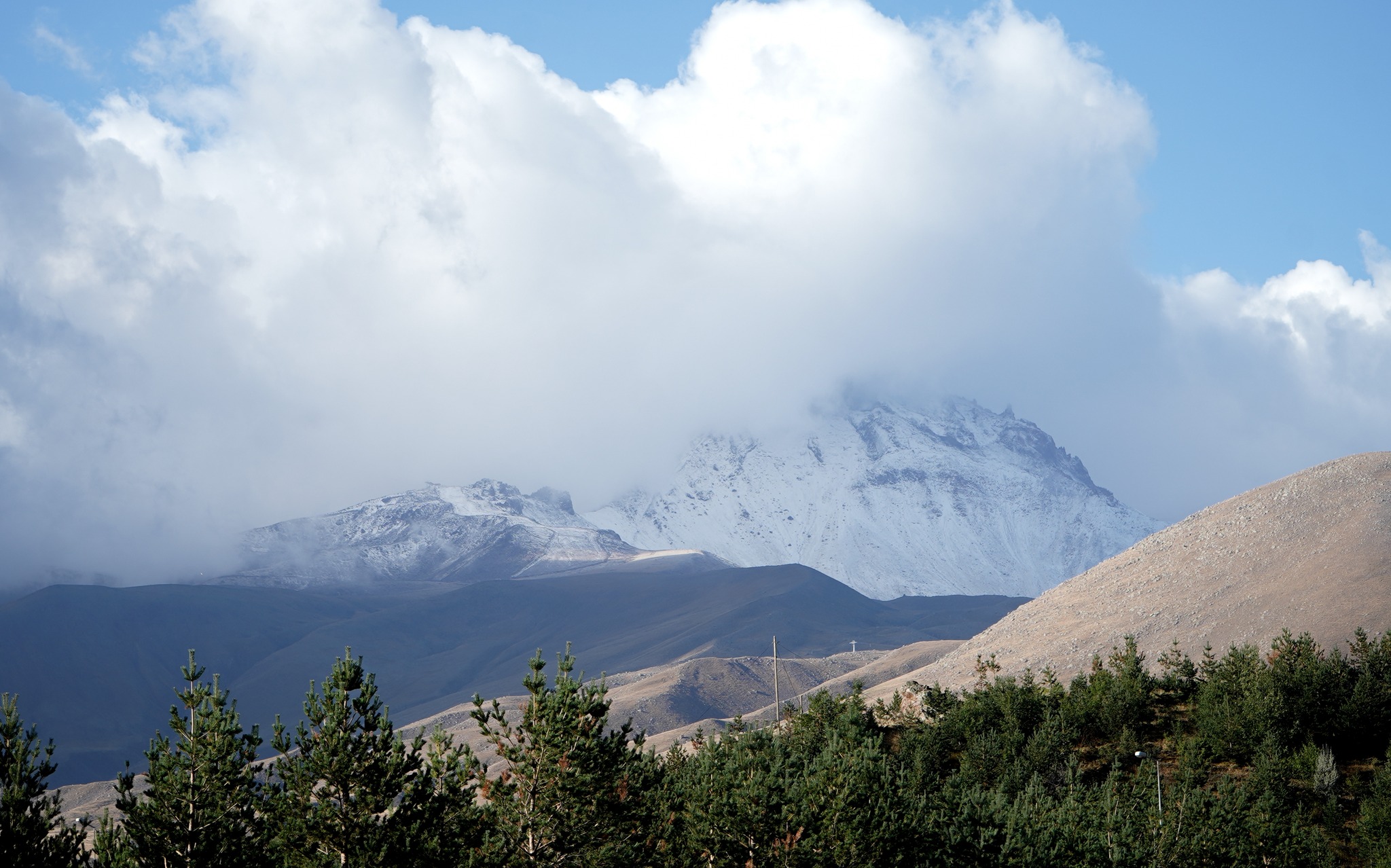 Erciyes Dağı’na sezonun ilk karı yağdı