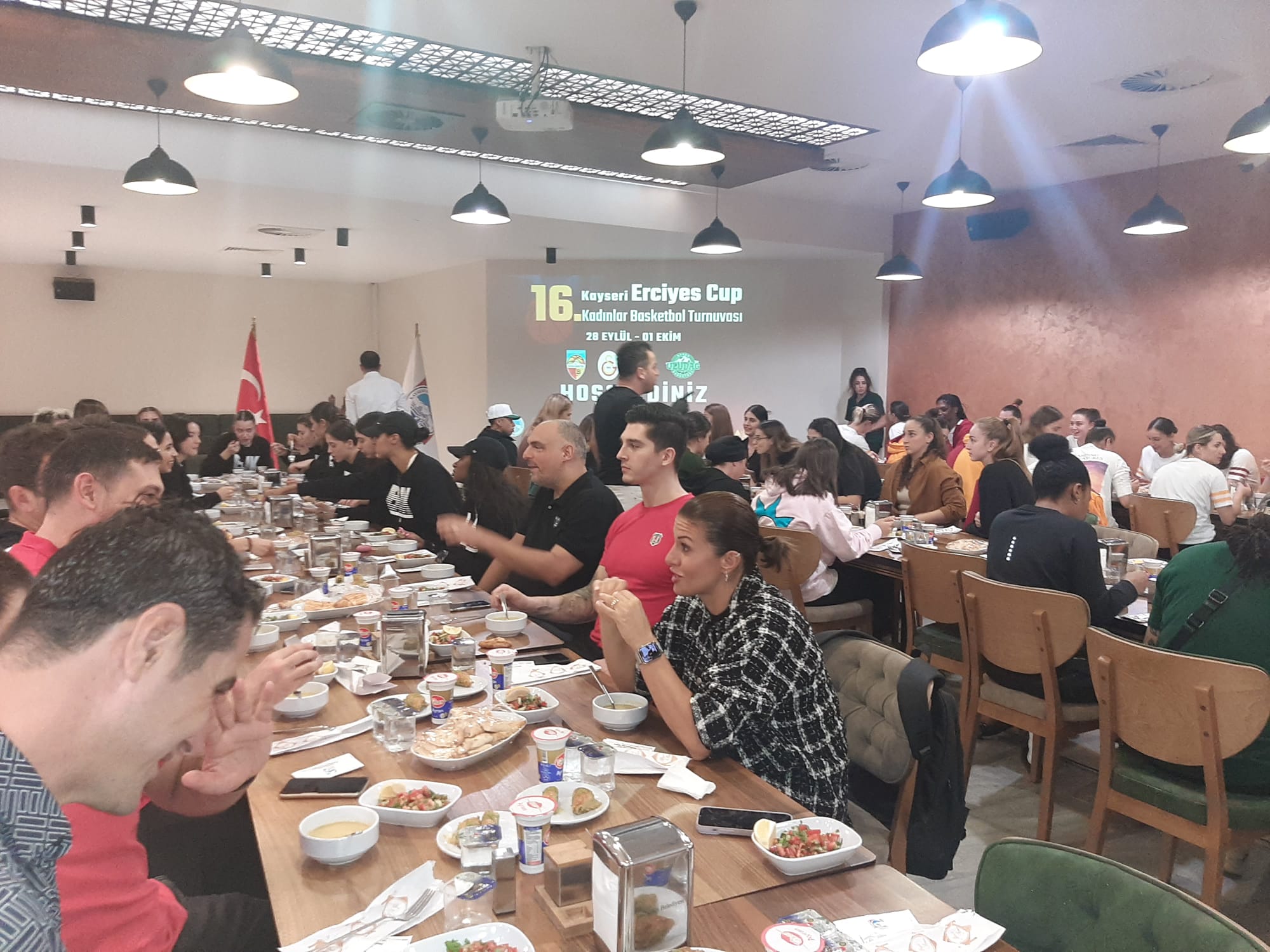 Kayseri Erciyes Cup’a katılan takımlar yemekte bir araya geldi