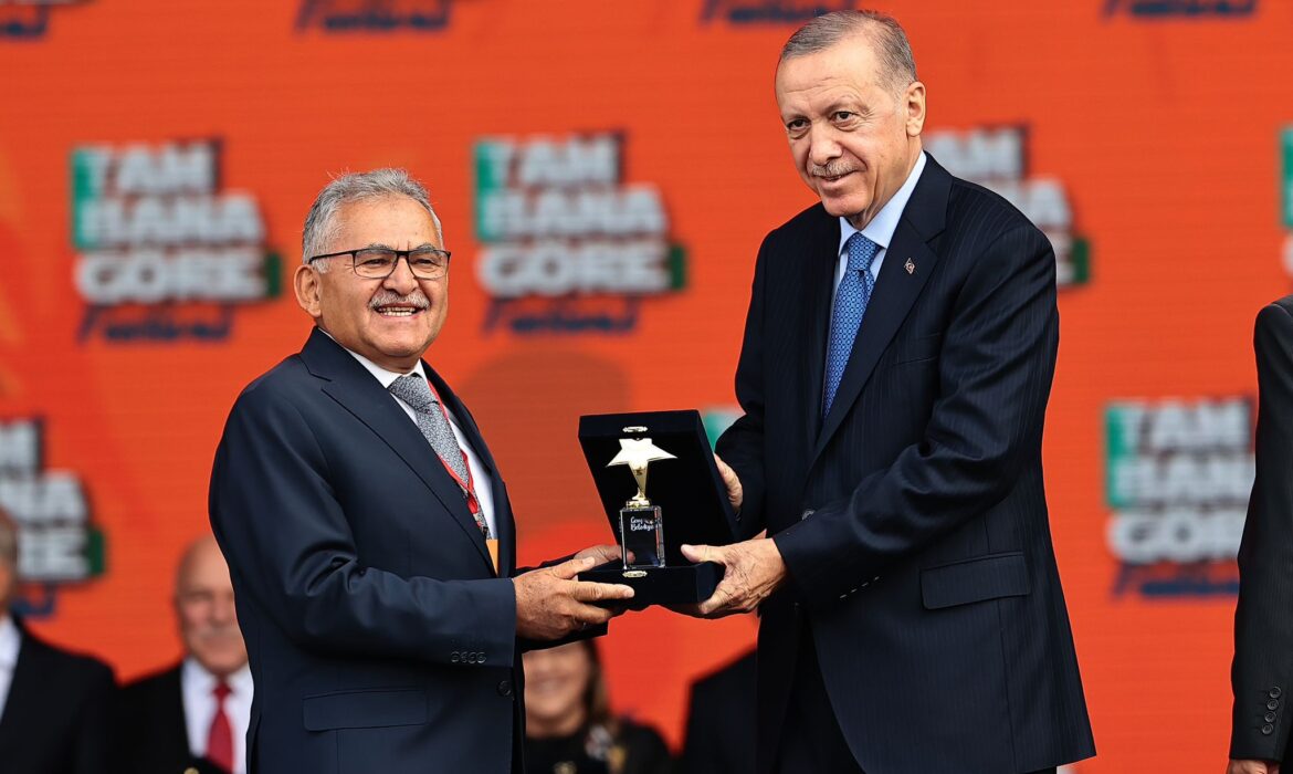 Büyükkılıç, Cumhurbaşkanı Erdoğan’dan ödül aldı