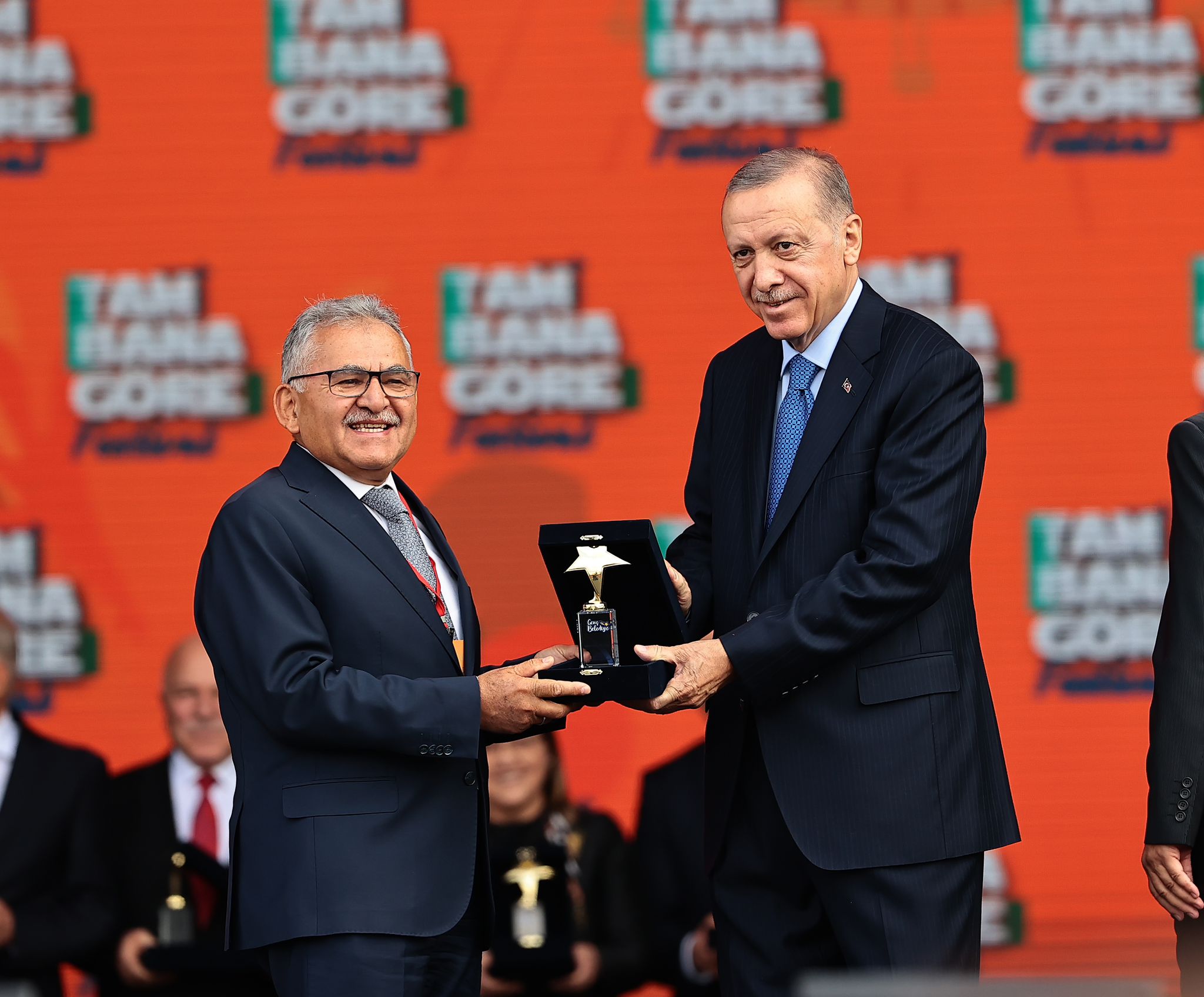 Büyükkılıç, Cumhurbaşkanı Erdoğan’dan ödül aldı