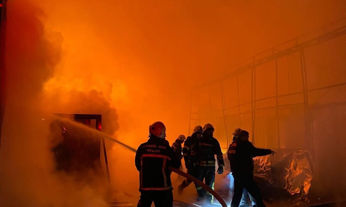 Fabrika yangını 1 saatte söndürülebildi