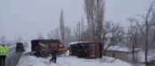Sarız’da kar ve buzlanma nedeniyle kamyon devrildi