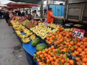 Semt pazarında meyve-sebze fiyatları