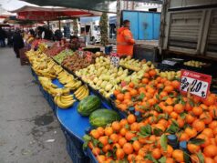 Semt pazarında meyve-sebze fiyatları