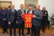 CHP HEYETİNDEN ÖZEL’E KAYSERİSPOR FORMASI