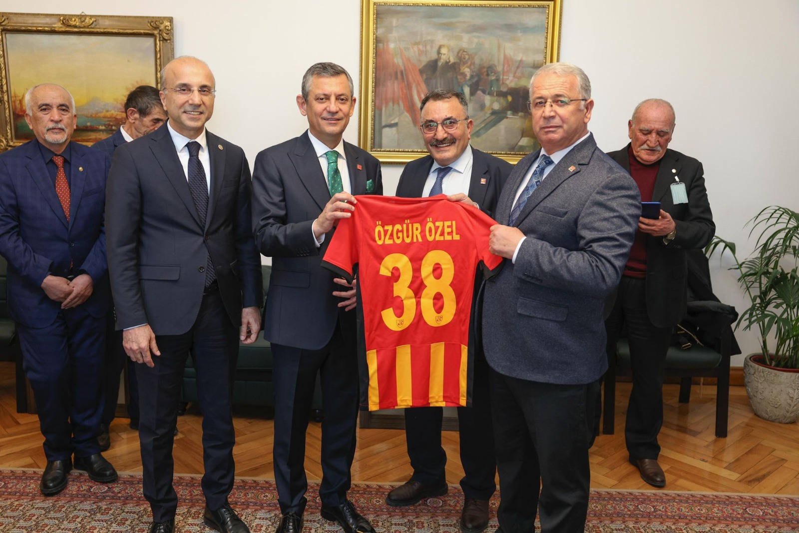 CHP HEYETİNDEN ÖZEL’E KAYSERİSPOR FORMASI