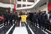 KAYSERİSPOR TEKNİK DİREKTÖRÜ VE FUTBOLCULARDAN HUZUREVİNE ZİYARET